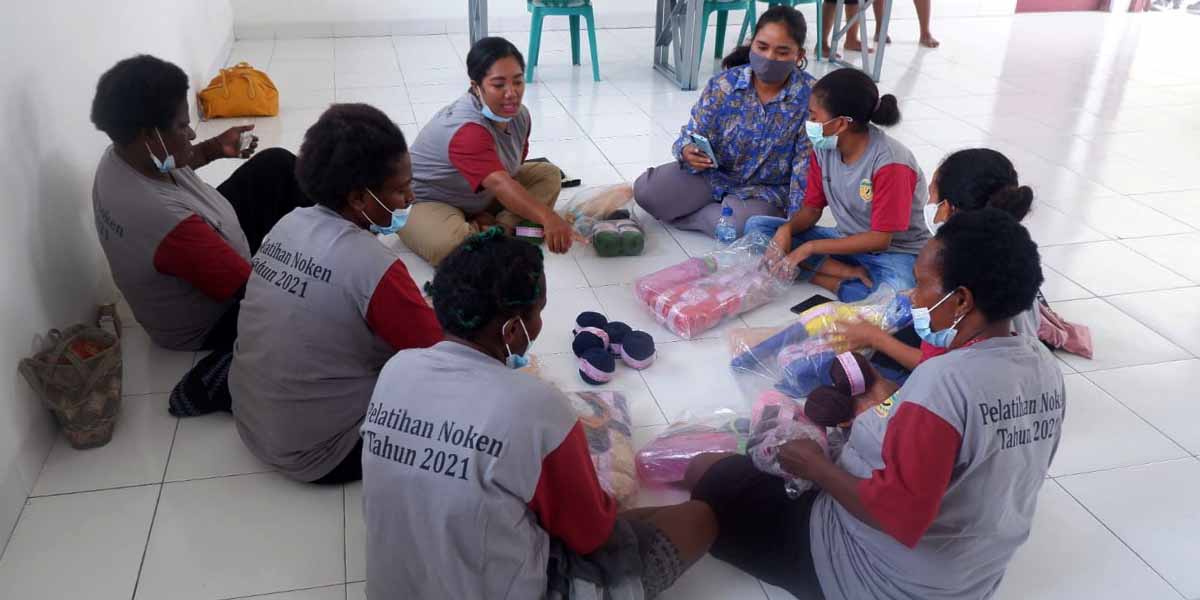 80-ibu-ibu-dilatih-merajut-noken
